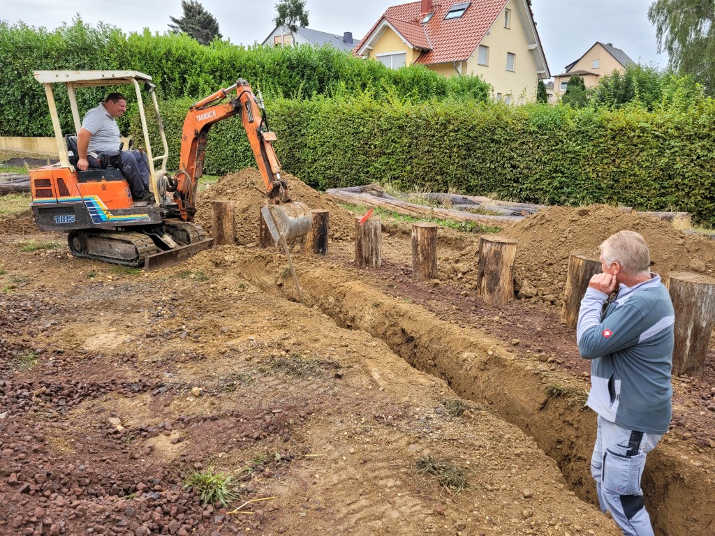 Der Bauhof setzt die Balken, welche durch den WaldundWiese Dachsenhausen e.V. zur Verfügung gestellt und vorab bearbeitet wurden.