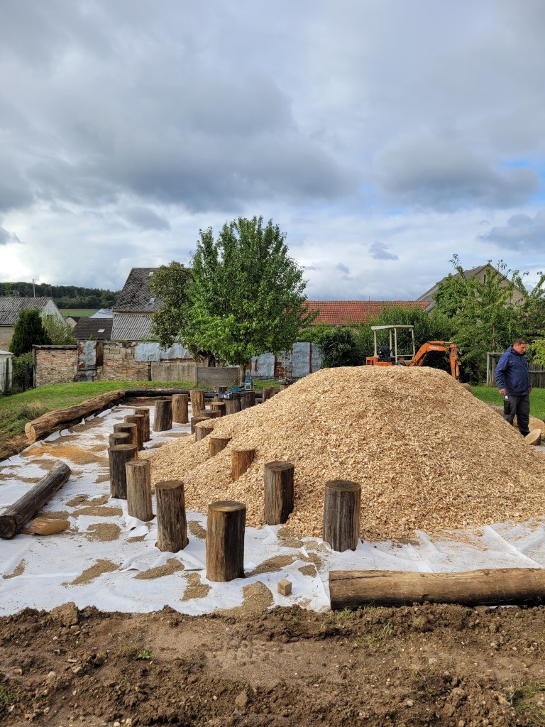 Das Hackschnitzel wird verteilt und bietet einen weichen Untergrund.